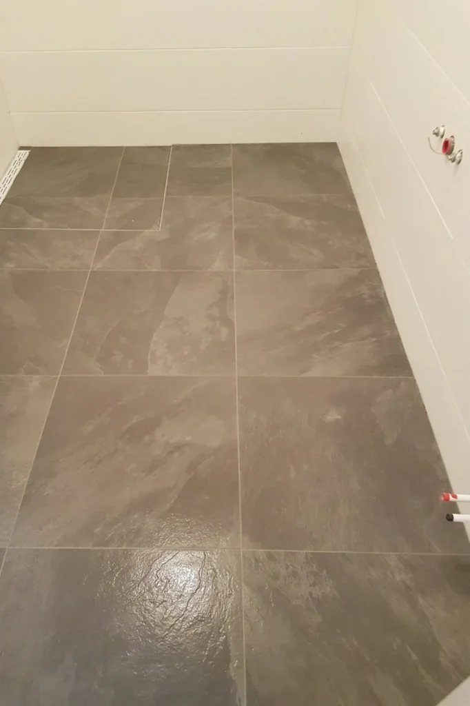 Grijze vloertegels van 60 x 60 cm, gelegd door Tegelzetbedrijf Hoogeveen
