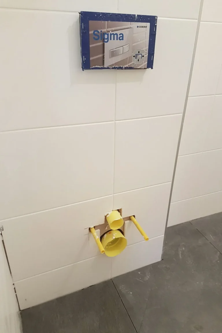 Badkamer in aanbouw met witte wandtegels