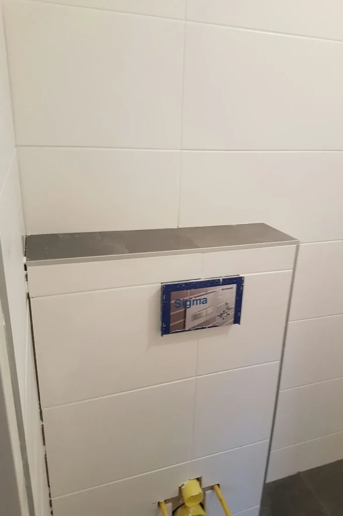 Witte wandtegels met een betegelde nis
